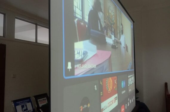 Suasana persidangan dalam perkara kosmetik ilegal dengan terdakwa Vincent Koh. (Foto: JP - BATAMPENA.COM)