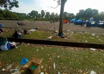 Demo Buruh Kota Batam Memberikan Sampah Berserakan di Temenggung Abdul Jamal