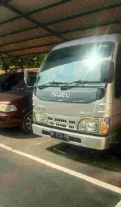 Mobil inventaris Pengadilan Negeri Batam menggunakan plat Nopol diduga palsu. (Foto: JP - Batampena)