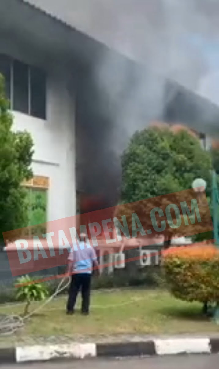 Si Jago Merah Lahap Ruang Fraksi Partai Hanura di DPRD Kota Batam. 