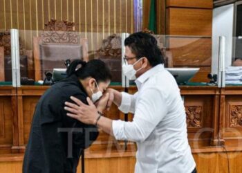 Ferdy Sambo bersama istrinya Putri Candrawathi di Pengadilan Negeri Jakarta Selatan. (Foto: Tempo/ Febri Angga Palguna)