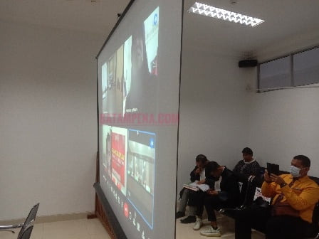 Terdakwa Rasman hadir di persidangan secara virtual di PN Batam. (Foto: JP - BATAMPENA.COM)