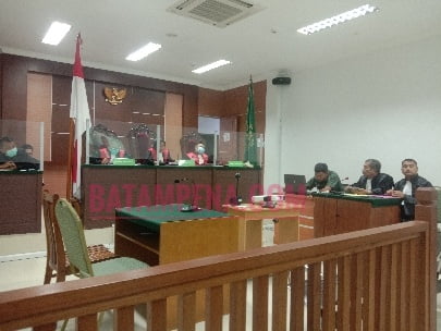 Persidangan terhadap terdakwa Rasman dalam perkara penganiayaan. (Foto: JP - BATAMPENA.COM)