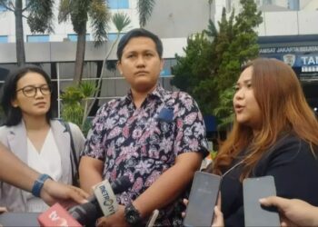 Kuasa hukum Zico Leonardo Djagardo Simanjuntak usai melaporkan hakim Mahkamah Konstitusi ke Polda Metro Jaya. (Foto: Beritasatu.com)