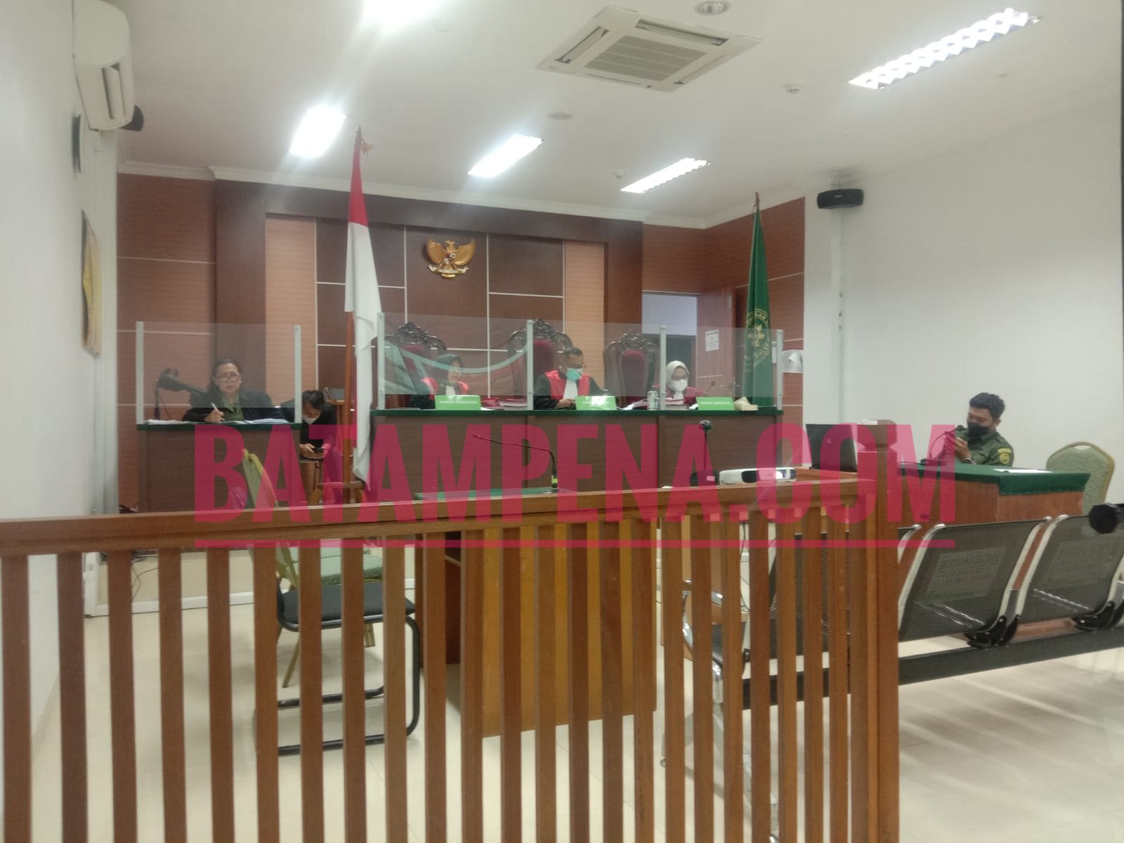 Majelis hakim PN Batam, Dwi Nuramanu (ketua majelis) Setyaningsih dan Twis Retno Ruswandari. (Foto: JP - BATAMPENA.C0M)