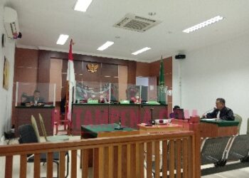 Penasehat hukum terdakwa nahkoda Kapal MT Zakira, Muhammad Imam Kharomain dan Albi Zumara atas nama Sudirman Situmeang sedang menyampaikan pledoi dalam persidangan di PN Batam. (Foto: JP - BATAMPENA)