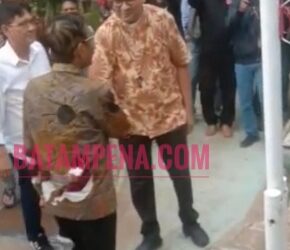 Romo Paschal dengan Menko Pohulkam, Mahfud MD sedang berjabat tangan. (Foto: JP - BATAMPENA)