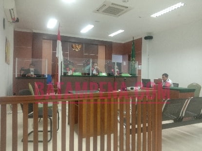 Majelis hakim PN Batam yang menyidangkan terdakwa Yelly dalam perkara pengemplang pajak. Sumber foto: JP - BATAMPENA.COM