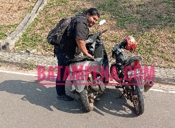 Muhammad Indra Samima melihat helm yang dicantolkan di motor ternyata telah raib digondol maling. Sumber foto: Joni Pandiangan - BATAMPENA.COM