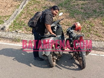 Muhammad Indra Samima melihat helm yang dicantolkan di motor ternyata telah raib digondol maling. Sumber foto: Joni Pandiangan - BATAMPENA.COM