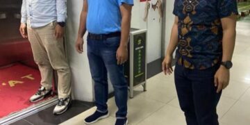 Penampakan Ari Rosandhi menggunakan baju jenis kaos berwarna biru kala ditangkap oleh penyidik Polda Kepri. (Foto: Batamnews)