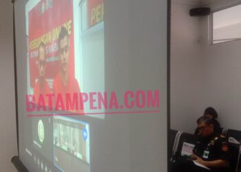 Penampakan terdakwa Albi Zumara dan Muhammad Imam Kharomain dalam persidangan yang dilaksanakan secara virtual di PN Batam. (Foto: JP - BATAMPENA.COM)