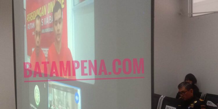 Penampakan terdakwa Albi Zumara dan Muhammad Imam Kharomain dalam persidangan yang dilaksanakan secara virtual di PN Batam. (Foto: JP - BATAMPENA.COM)