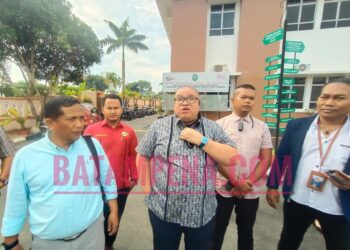 Suparman bersama dengan Rasman Aris Nasution dan timnya di PN Batam. Foto: JP - Batampena.com