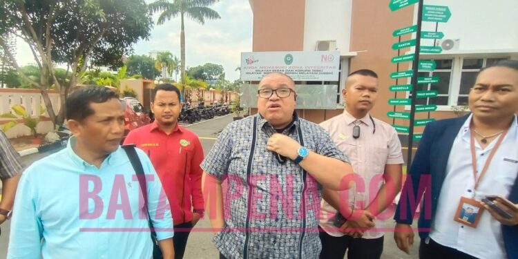 Suparman bersama dengan Rasman Aris Nasution dan timnya di PN Batam. Foto: JP - Batampena.com