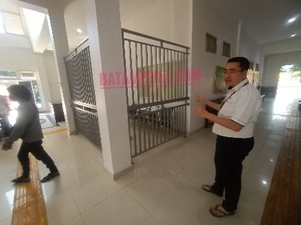 Wakil ketua PN Batam, Bambang Trikoro sedang mengawasi kerja para tukang yang sedang melakukan reservasi di sel milik PN Batam. Foto: JP - Batampena.com
