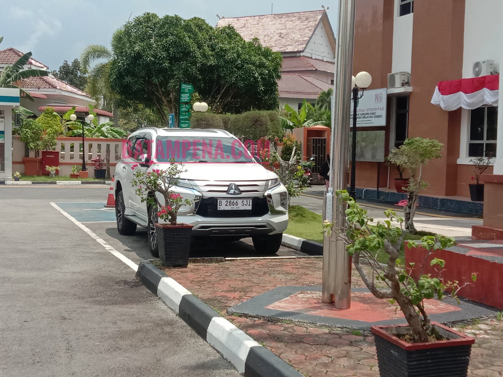 Mobil mewah Pajero Sport Dakar milik Wakil Ketua PN Batam, Bambang Trikoro.Foto: JP - Batampena.com