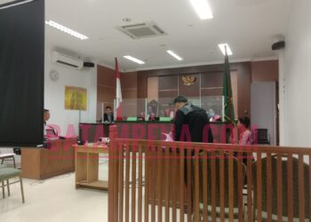 Suasana penyerahan surat pledoi dari Advokat Rustam Efendi kepada majelis hakim PN Batam, David Sitorus, Nanang Herjunanto, Benny Yoga Dharma. Sumber foto: JP - BATAMPENA.COM