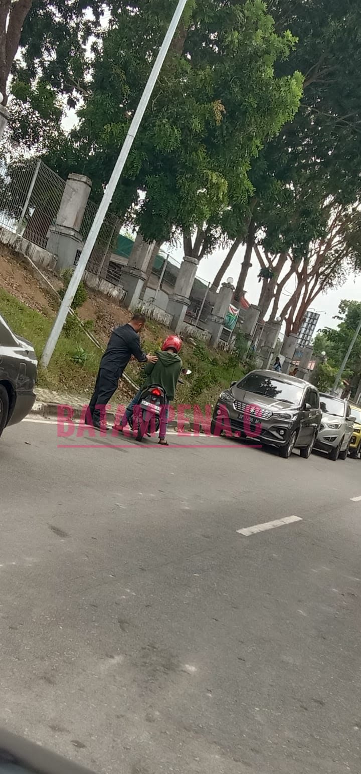 Hakim Benny Yoga Dharma datang ke PN Batam menggunakan transportasi ojek online. Sumber foto: JP -Batampena.com