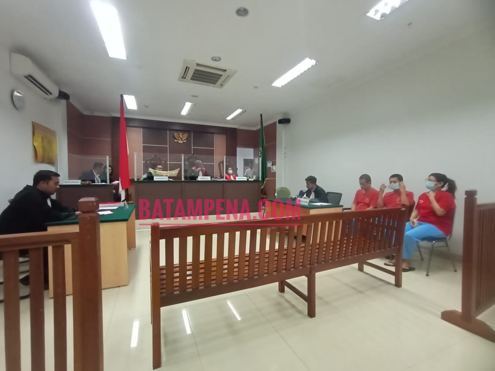 Sidang perkara TPPO atas nama terdakwa Irnicen alias Mami, Hendra alias Acai dan Jhony alias Ate. (Sumber foto: JP - Batampena.com)