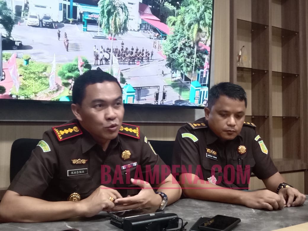 Kajari Batam, I Ketut Kasna Dedi bersama Kasi Intel Kejari Batam, Andreas Tarigan.(Sumber Foto: JP - Batampena.com)