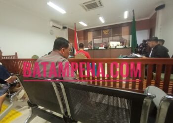 Persidangan perkara kerusuhan di BP Batam yang menjerat terdakwa Iswandi alias AWI alias Pak Long dihadiri oleh Kajari Batam, I Ketut Kasna Dedi. (Sumber foto: JP - BATAMPENA.COM)