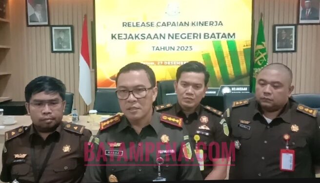 Kepala Kejaksaan Negeri Batam, I Ketut Kasna Dedi didampingi oleh Kasipidum Priatmadji Dutaning Prawiro, Kasi Pidsus Aji Satrio Prakoso dan Kasubagbin Roy Huffington Harahap. Sumber foto: JP - Batampena.com