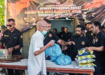 DPP Melanesia Kepri Bagikan Paket Sembako ke Warga Belakang Padang 