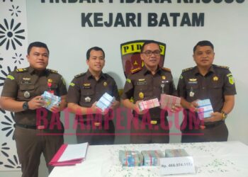 Pengembalian uang kerugian negara yang diterima Kejari Batam. (Sumber foto: dokumentasi milik Kejari Batam)