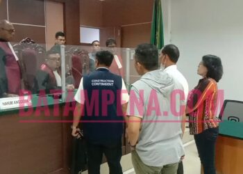 Suasana para korban penipuan yang dilakukan direktur PT Batam Riau Bertuah, Roma Nasir Hutabarat ketika menggeruduk majelis hakim PN Batam yang bernama Benny Yoga Dharma, David P Sitorus dan Andi Bayu Mandala Putera Syadli. (Sumber foto: JP-Batampena.com)