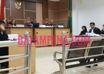 Sidang pemeriksaan saksi seorang Advokat di Batam, Ahmad Rustam Ritonga dalam perkara dugaan pencurian dan penggelapan yang menjerat terdakwa Roliati. (Sumber foto: JP - Batampena.com)
