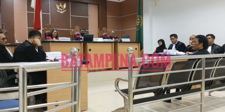 Sidang pemeriksaan saksi seorang Advokat di Batam, Ahmad Rustam Ritonga dalam perkara dugaan pencurian dan penggelapan yang menjerat terdakwa Roliati. (Sumber foto: JP - Batampena.com)