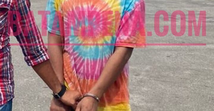 Pelimpahan berkas perkara pelaku pencurian kompresor, Birman Sianipar dari Polsek Batam Kota kepada Kejaksaan Negeri Batam. Sumber foto: Redaksi Batampena.com