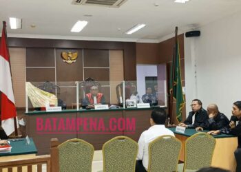 Suasana persidangan terhadap terdakwa Roma Nasir Hutabarat di PN Batam. (Sumber foto: JP - BATAMPENA.COM)