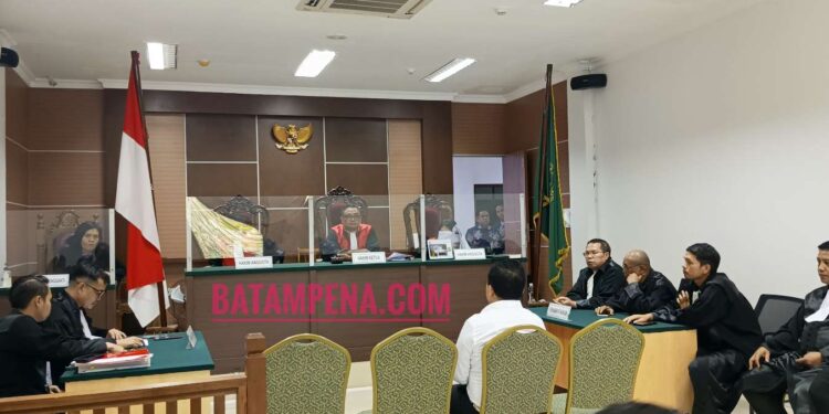 Suasana persidangan terhadap terdakwa Roma Nasir Hutabarat di PN Batam. (Sumber foto: JP - BATAMPENA.COM)