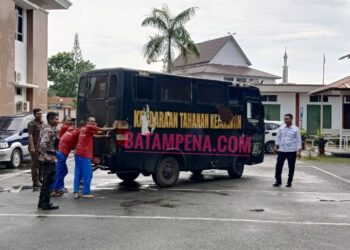 Mobil Tahanan Kejari Batam Mogok Harus Didorong Para Tahanan 