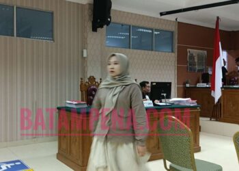 Direktur PT Kepodang Makmur Sejahtera, Radsrini Kusumandari ketika meninggalkan persidangan usai ditunda karena saksi ahli dari JPU tidak hadir pada hari Rabu (22 Mei 2024). (Sumber foto: JP - Batampena.com)