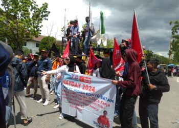 Demo buruh di depan gedung Pemko Batam memperingati May Day. (Sumber foto: Donella Bangun - Batampena.com)