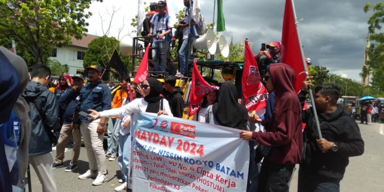 Demo buruh di depan gedung Pemko Batam memperingati May Day. (Sumber foto: Donella Bangun - Batampena.com)