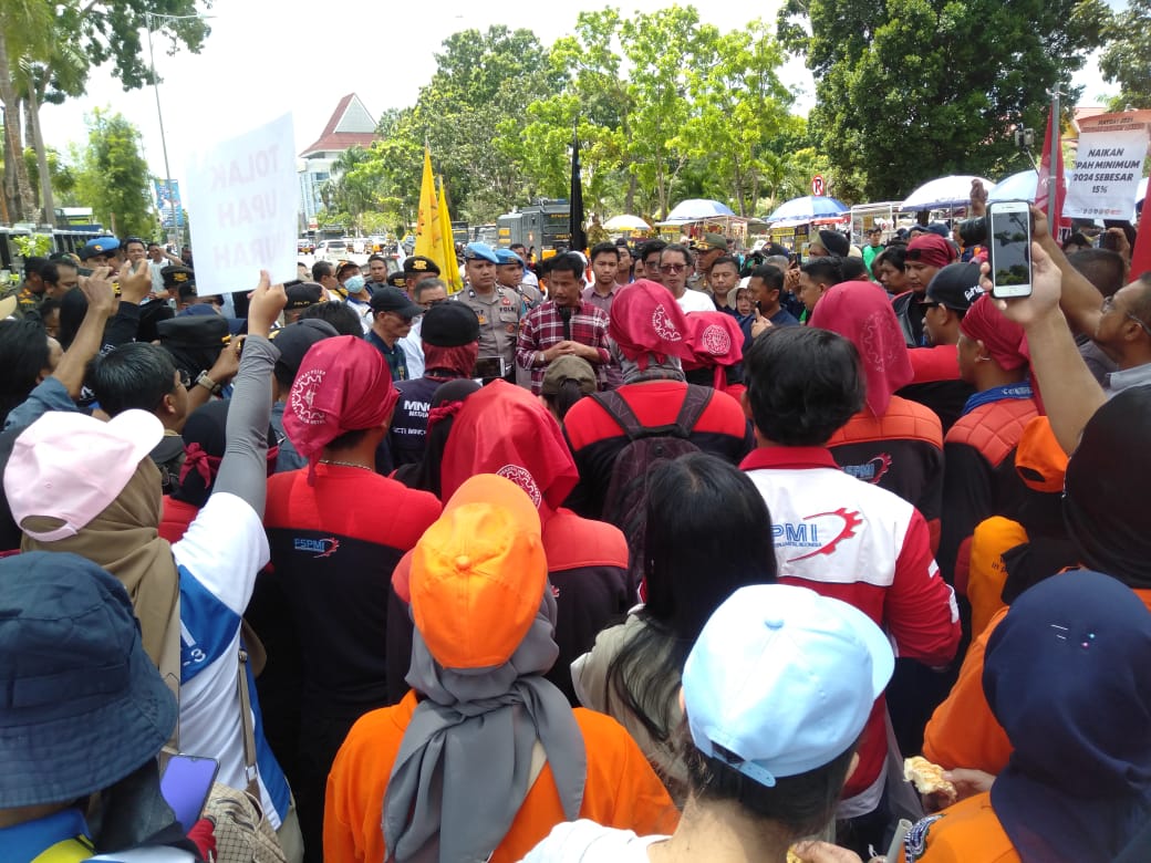 Walikota Batam, Muhammad Rudi menemui para demonstran yang berasal dari kelompok buruh di Kota Batam.(Sumber foto: Donella - Batampena.com)