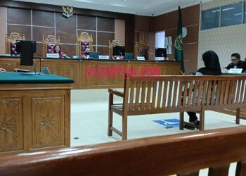 Terdakwa Marianto alias Along sedang digari oleh petugas Kejari Batam dan didampingi Advokat Hermanto Tambunan. (Sumber foto: JP - BATAMPENA.COM)