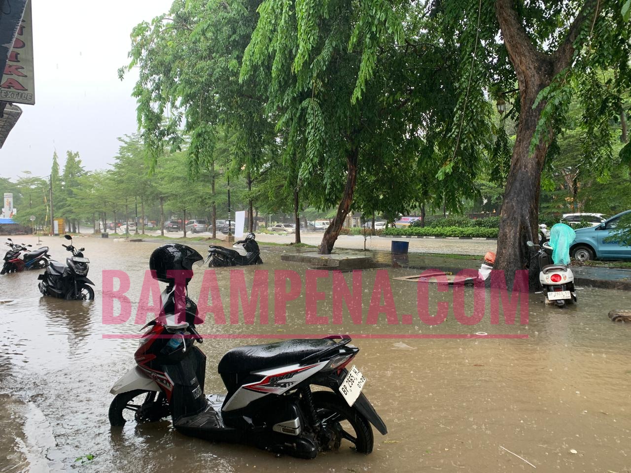 Motor yang ditunggangi Nia saat banjir di Batuampar.(Sumber foto: Donella Bangun - BATAMPENA.COM)