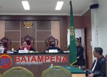 Suasana sidang pembacaan vonis oleh majelis hakim PN Batam tanpa dihadiri oleh nahkoda kapal MT Arman, Mahmoud Mohamed Abdelaziz Mohamed Hatiba. (Sumber Foto: JP - BatamPena.com)