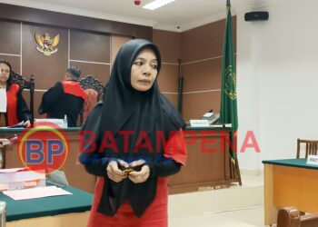 Terdakwa Mursyidah saat berada di ruang sidang PN Batam karena diduga telah menggelapkan dana haji dan umrah. (Sumber foto: JP - BatamPena.com)