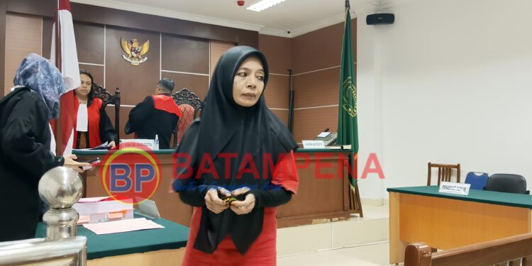 Terdakwa Mursyidah saat berada di ruang sidang PN Batam karena diduga telah menggelapkan dana haji dan umrah. (Sumber foto: JP - BatamPena.com)