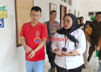 Terdakwa dalam perkara pornografi bernama Selamat alias Ferry alias Along digiring memasuki ruang sidang PN Batam. (Sumber foto: JP - BatamPena.com)