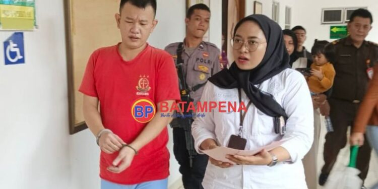 Terdakwa dalam perkara pornografi bernama Selamat alias Ferry alias Along digiring memasuki ruang sidang PN Batam. (Sumber foto: JP - BatamPena.com)