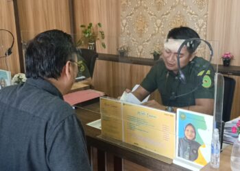 Pertemuan H Sulaiman Datulong dengan petugas PTSP PN Batam, Josua. (Sumber foto: JP - BatamPena.com)