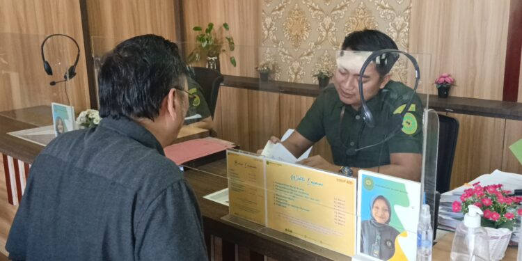 Pertemuan H Sulaiman Datulong dengan petugas PTSP PN Batam, Josua. (Sumber foto: JP - BatamPena.com)