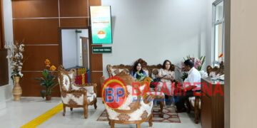 Terdakwa Ineke Kartika Dewi duduk di kursi lobi PN Batam usai divonis 2 tahun penjara. (Sumber foto: JP - BatamPena.com)